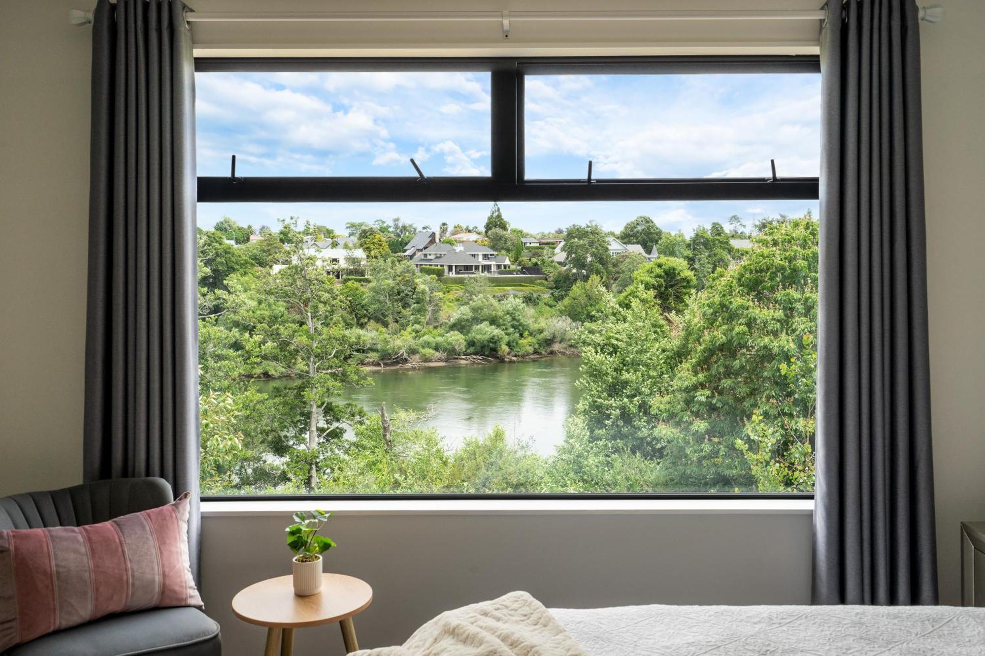 Fabulous River View - Brand New House In Hamilton Eksteriør bilde